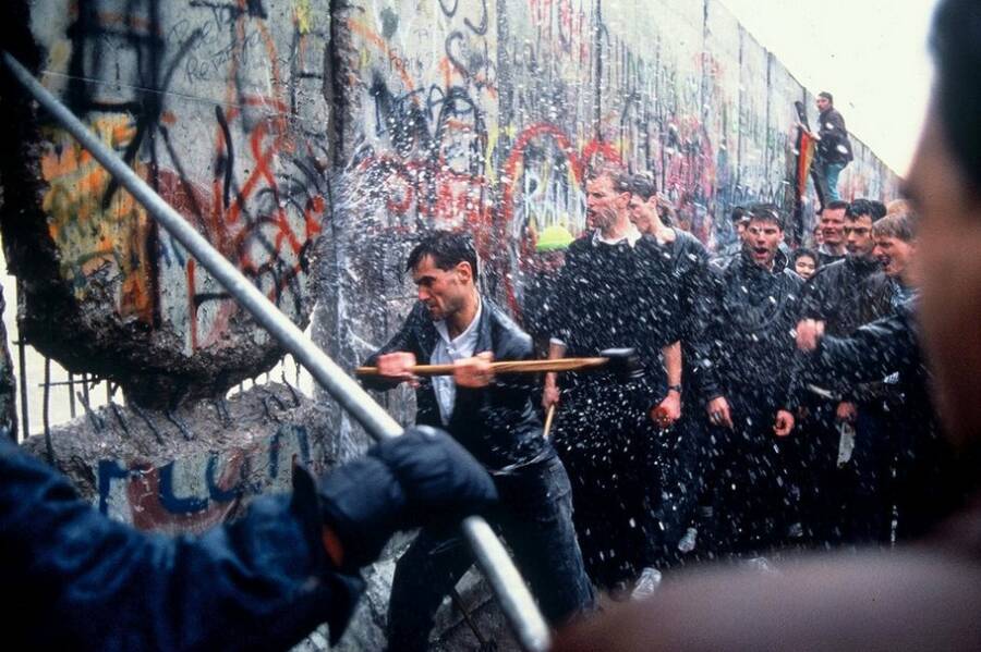 Восточные немцы разносят стену под струей водомета