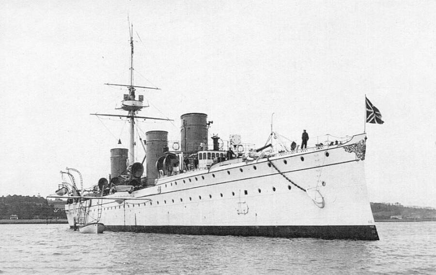 Бронепалубный крейсер II ранга «Новик» в октябре 1902 года во французском Бресте. В честь этого корабля получил свое имя эсминец «Новик»