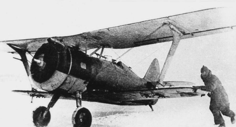 Советский истребитель И-15бис в варианте штурмовика выруливает на взлет перед боевым вылетом во время советско-финской войны