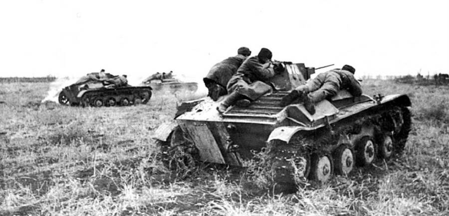 Танки Т-60 с десантом на броне идут в атаку, Северный Кавказ, 1942 год