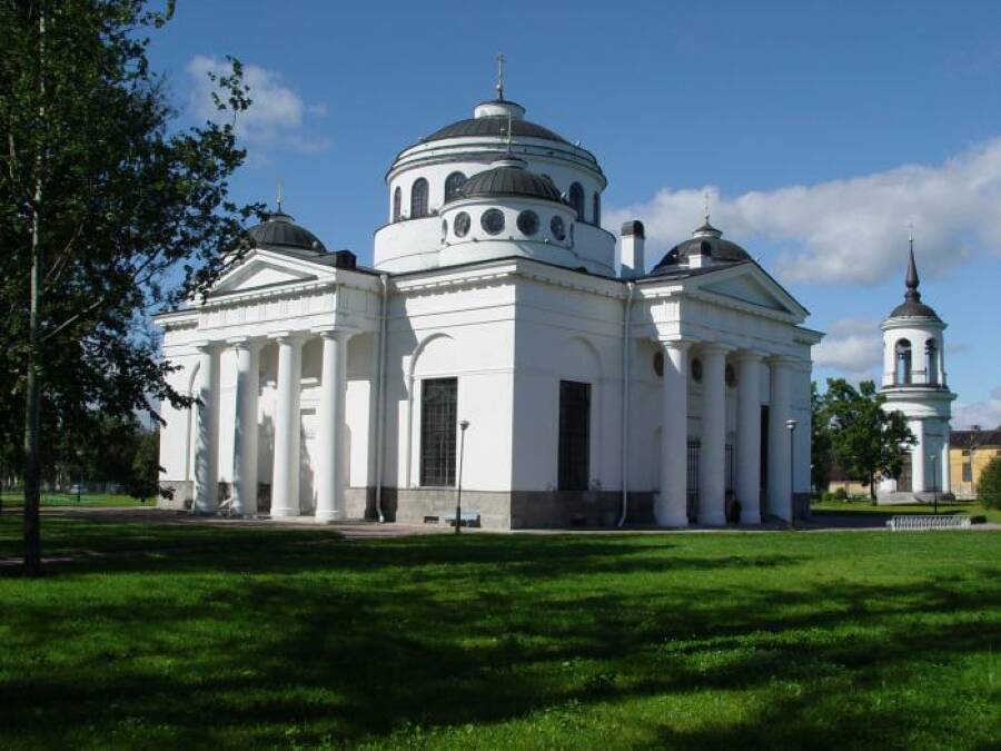 Софийская церковь в Павловске (первоначально — местечке София) — первый капитульный храм ордена Святого Владимира