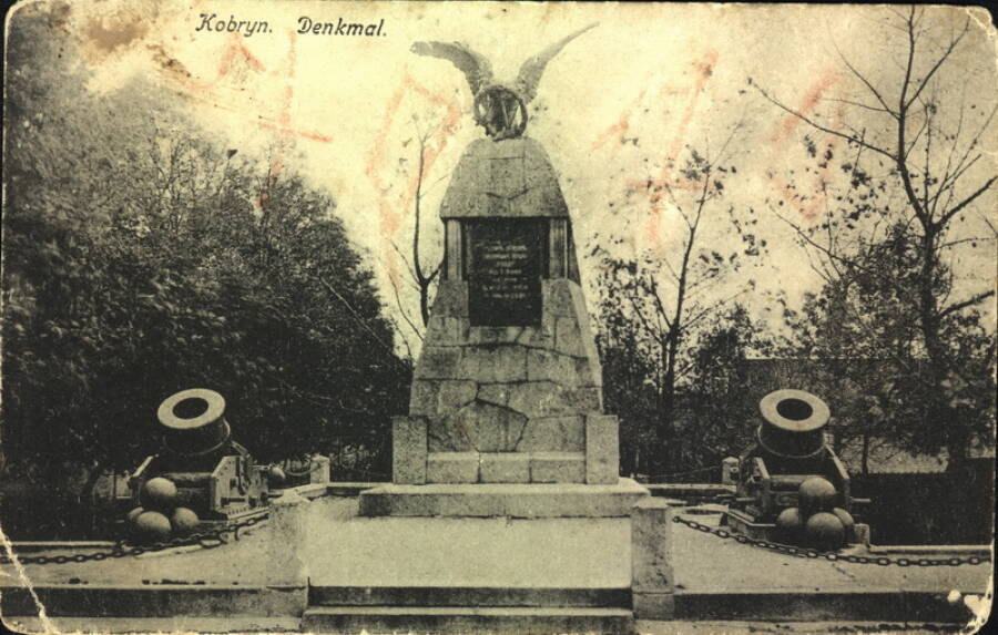 Открытка с видом памятника в честь победы русских войск в битве под Кобрином, начало ХХ века