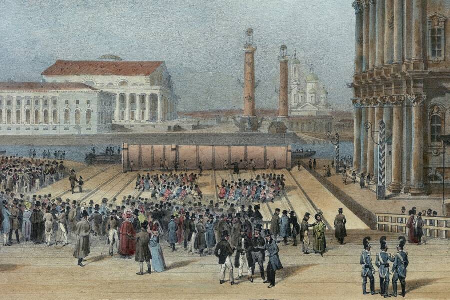 Прибытие колонны в Петербург