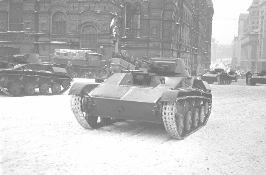 Легкие танки Т-60 с коническими башнями от танков Т-30 на Красной площади во время парада 7 ноября 1941 года