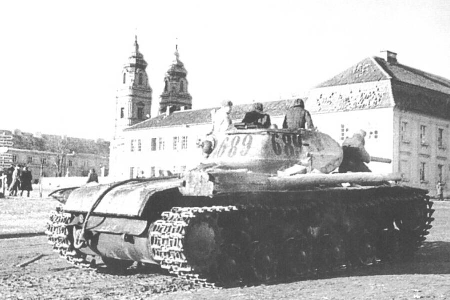 Тяжелый танк КВ-1с въезжает в освобожденный польский город Млава, 1 февраля 1945 года