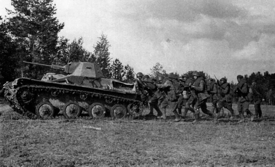 Пехотинцы отрабатывают взаимодействие с танком Т-60, Западный фронт, лето 1942 года