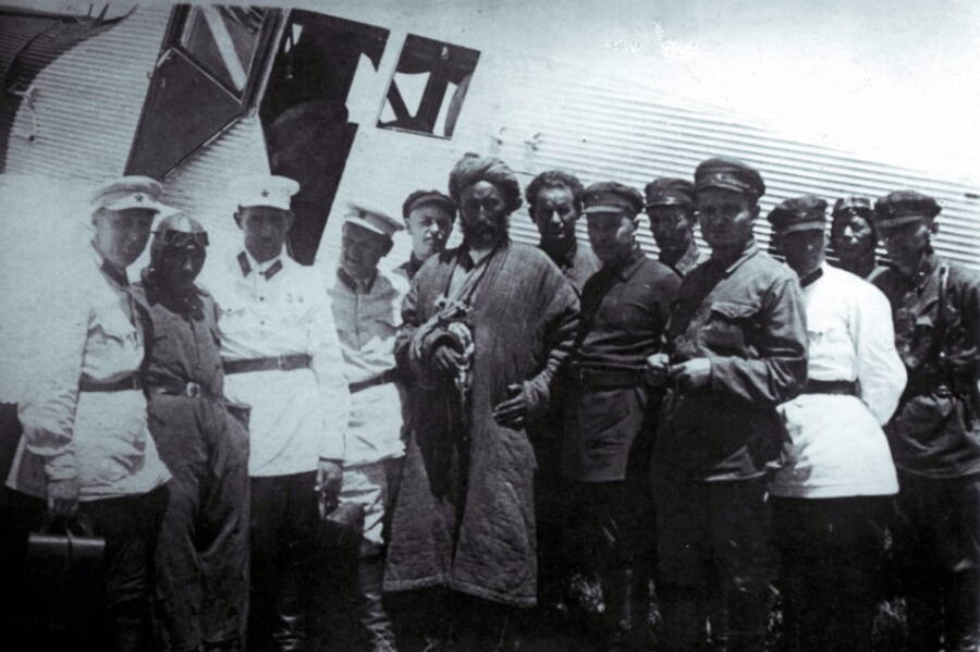 Плененный Ибрагим-бек в окружении чекистов оперативной группы ОГПУ, кишлак Ляур, июнь 1931 года