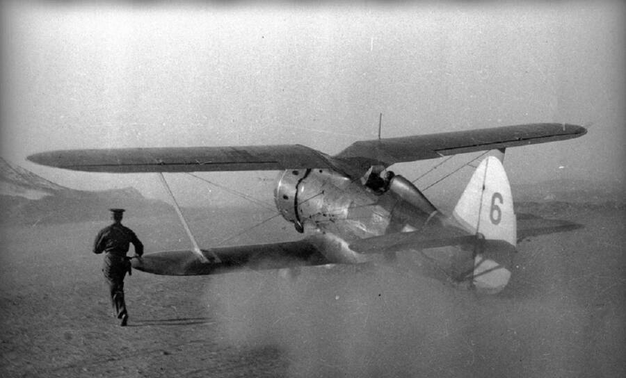 Истребитель И-153 авиации Северного флота выруливает на старт, 1941 год