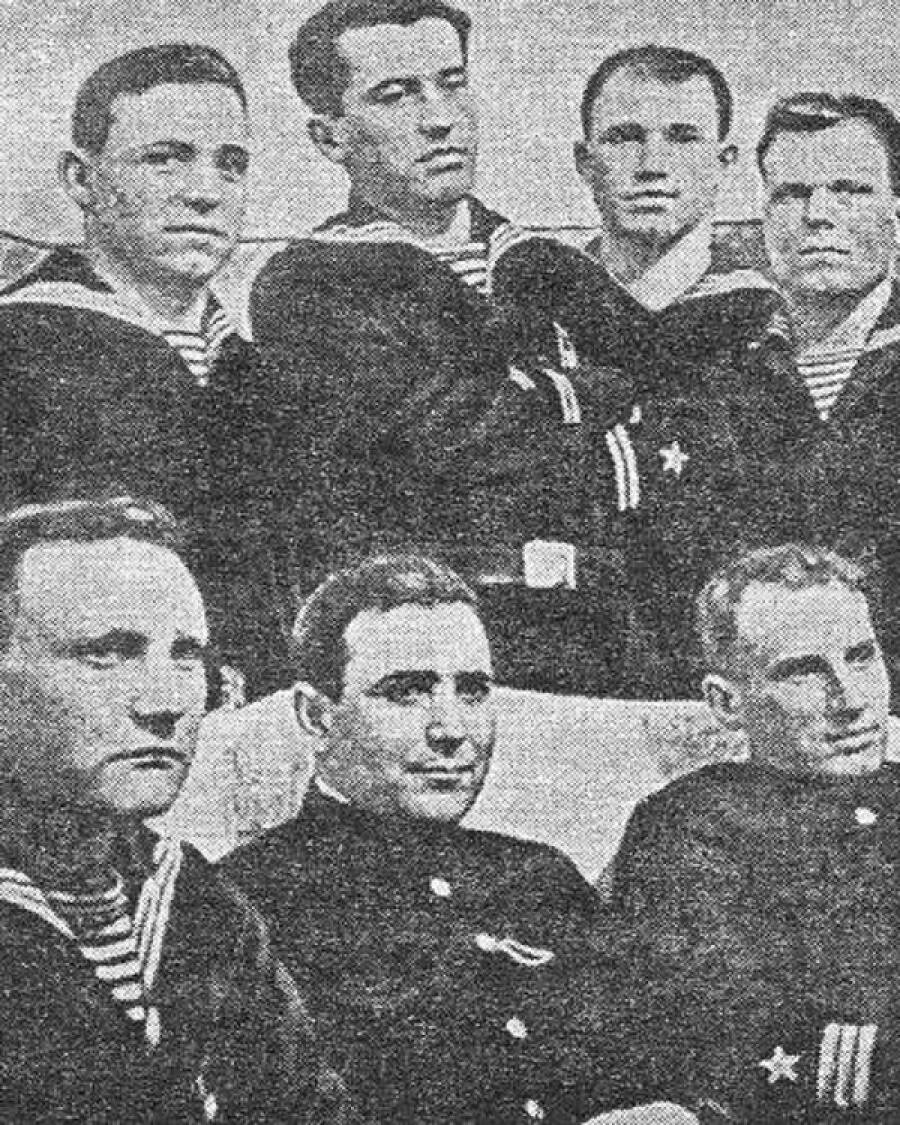Члены экипажа подводной лодки Щ-117, 1935 год. Внизу в центре — командир корабля Николай Египко