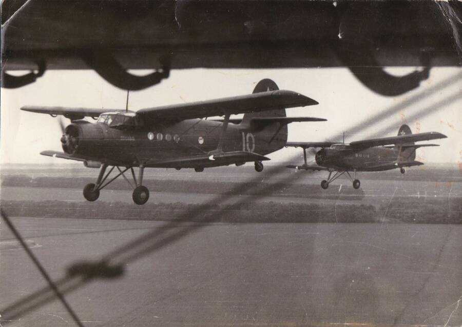 Группа самолетов Ан-2ТД (транспортно-десантных) в полете