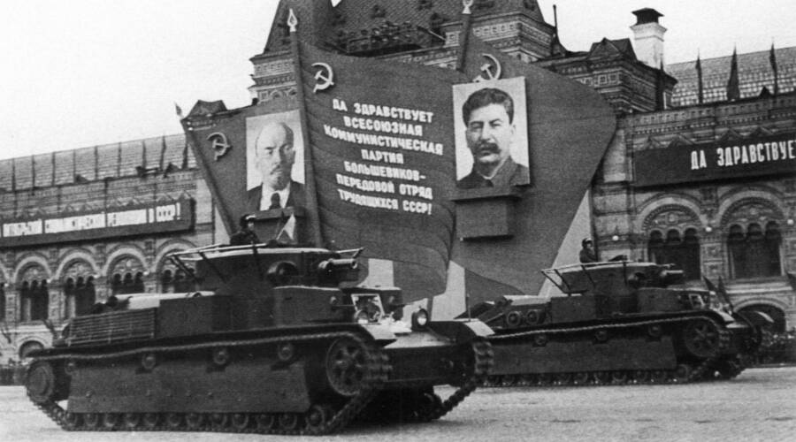 Танки Т-28 проходят по Красной площади во время парада 7 ноября 1938 года