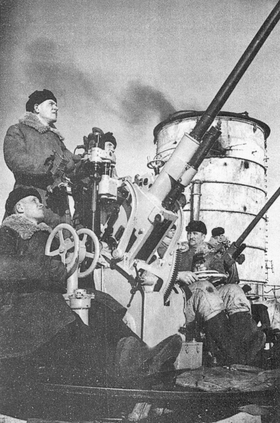 Расчеты автоматических 37-мм зенитных пушек 70-К линейного корабля «Марат», конец 1941 года