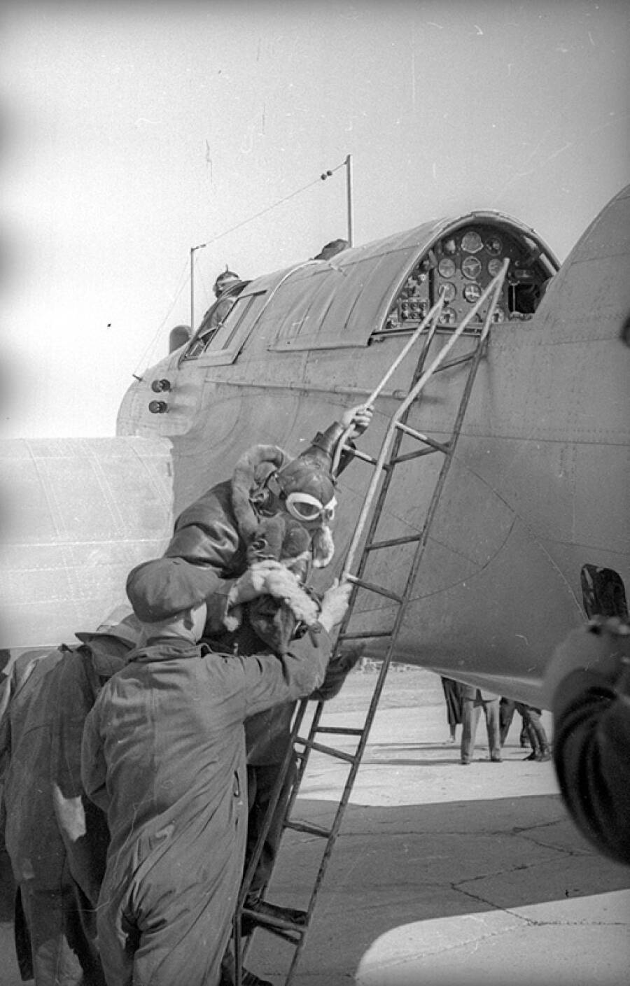Второй пилот самолета «Родина» Полина Осипенко во время посадки в кабину, 24 сентября 1938 года