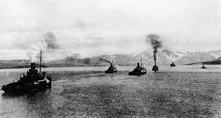 ЭОН-10 и присоединившиеся суда в проливе Маточкин шар, август 1940 года