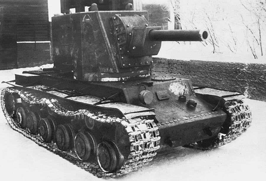 Опытный образец танка КВ с большой башней (машина У-0) перед отправкой на фронт, Кировский завод, февраль 1940 года