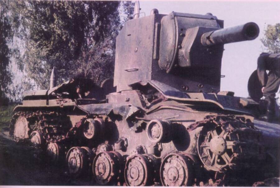 Советский танк КВ-2 №Б-4754, подбитый в бою за город Остров