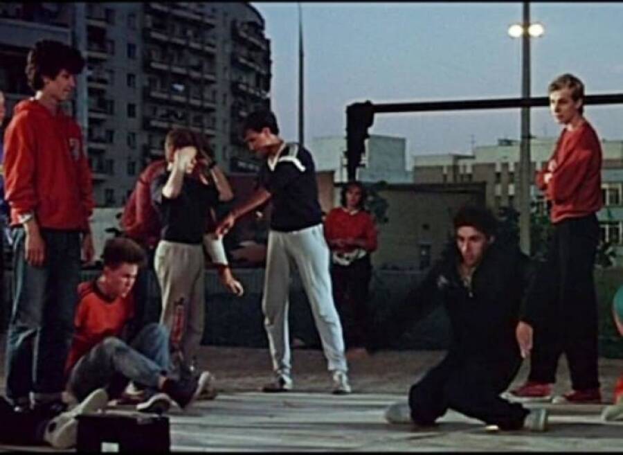 Подростки танцуют брейк. Кадр из фильма «Курьер»