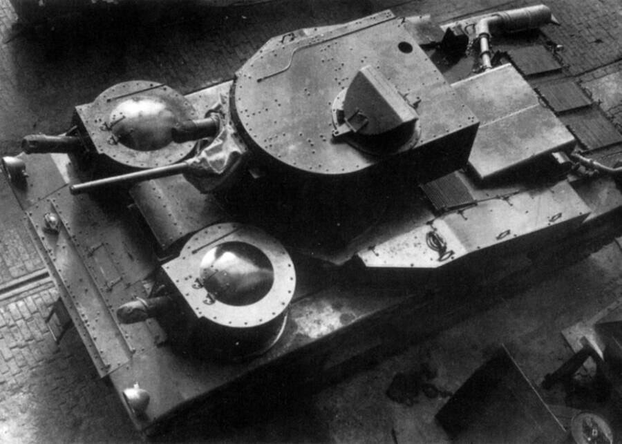 Средний танк Medium Tank Mk.III — один из трех серийных экземпляров А6 — в заводском цеху, 1929 год