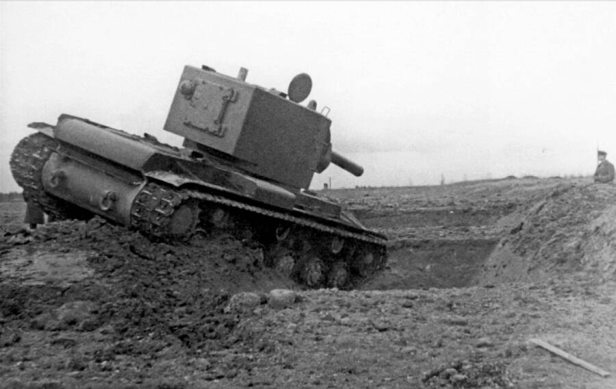 Тяжелый танк КВ-2 с «пониженной башней» перед преодолением противотанкового рва на показе командно-начальствующему составу РККА на полигоне в подмосковной Кубинке