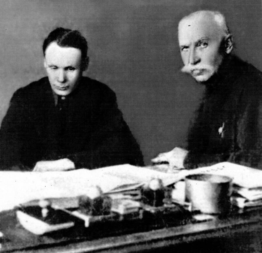 Сергей Симонов и Федор Токарев изучают итоги испытаний своих автоматических винтовок, Ижевск, 1930-е годы