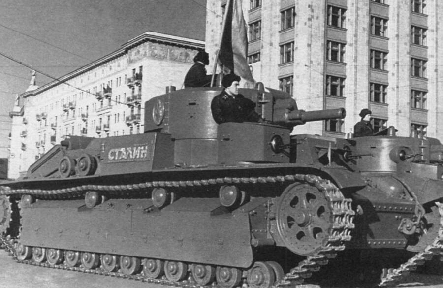 Именной танк Т-28 «Сталин» направляется на Красную площадь для участия в параде, 7 ноября 1940 года. Машина представляет собой экранированный (с усиленным бронированием) танк выпуска конца 1939 года с 76-миллиметровой пушкой Л-10