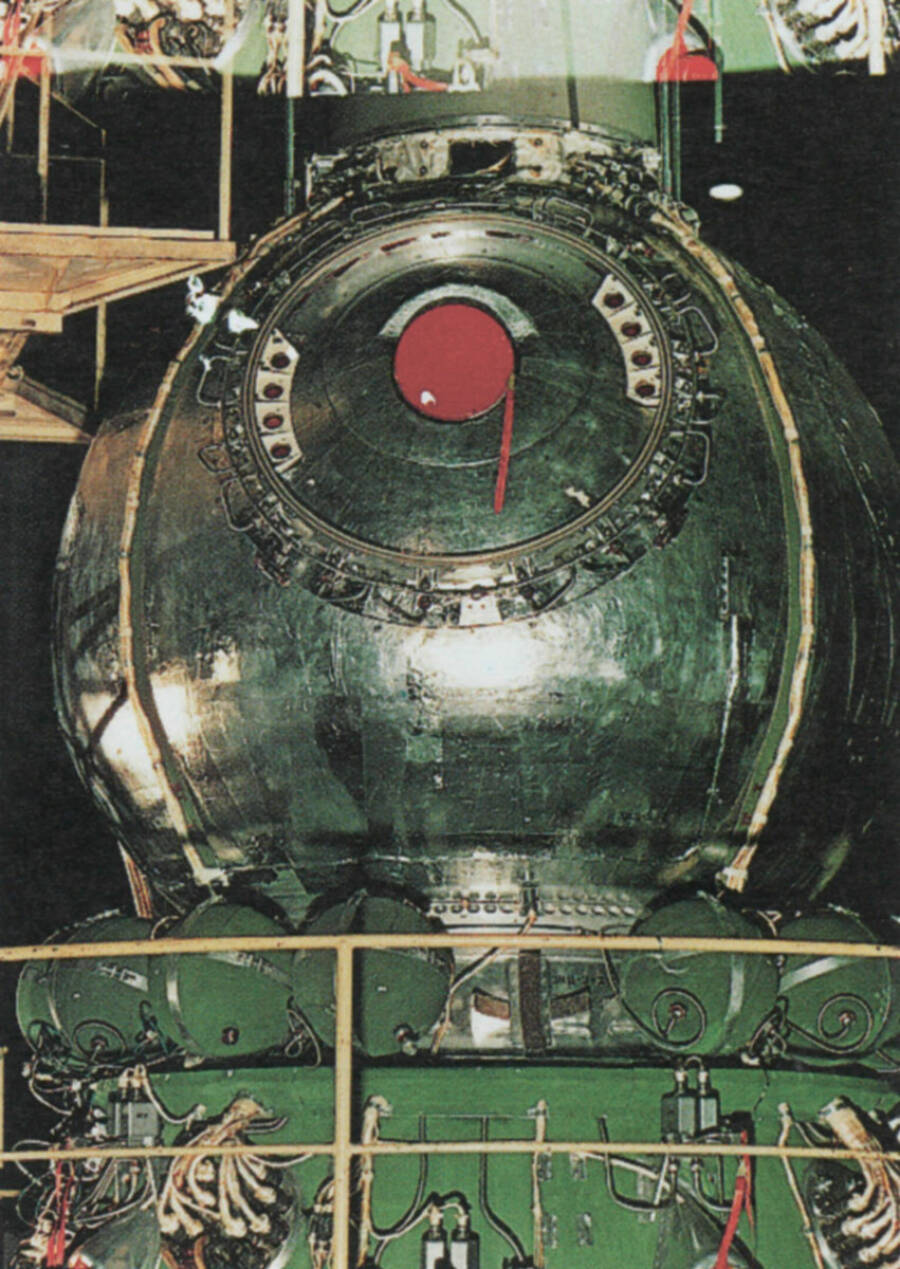 Спускаемый аппарат космического корабля «Восход-1», оснащенный системой мягкой посадки