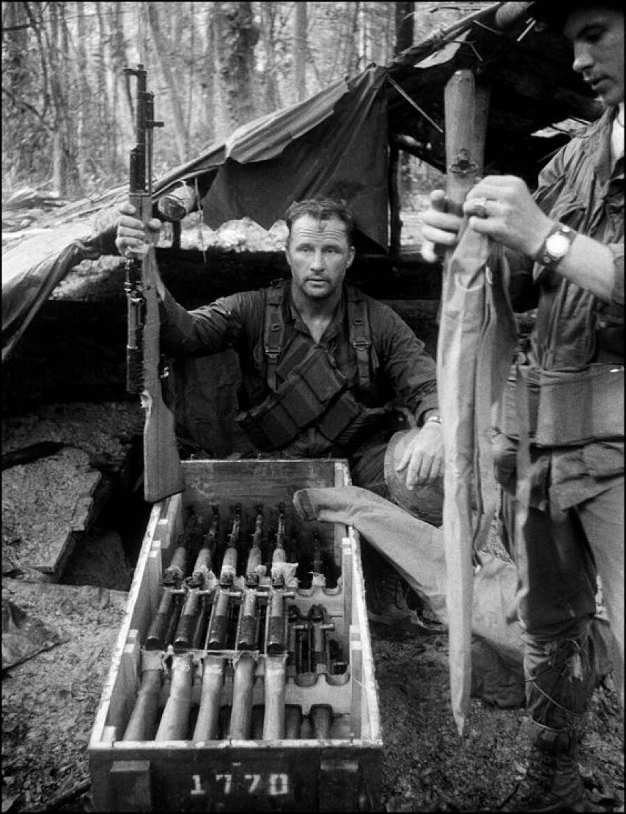 Самозарядные карабины СКС-45, захваченные во Вьетнаме солдатами американской армии