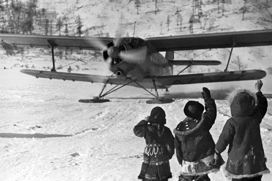 Ан-2 во время полета в один из отдаленных районов Сибири, 1960-70-е годы