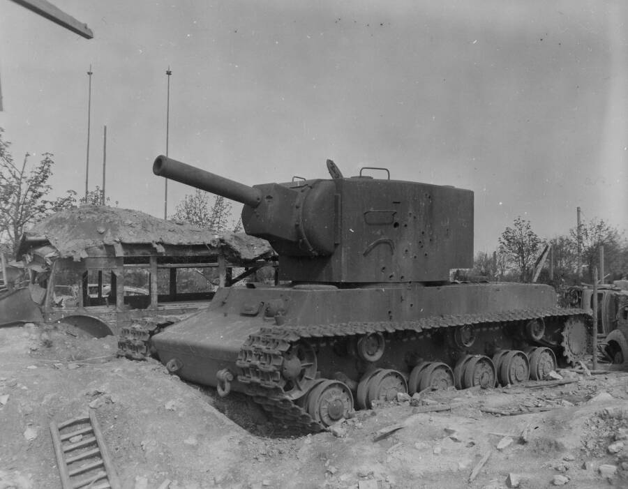 Трофейный советский танк КВ-2, который использовался немцами во время обороны города Эссена на западе Германии, и был повторно захвачен — на этот раз американцами