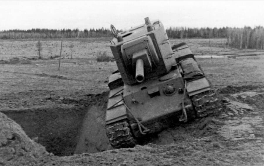 Советский танк КВ-2 на показе комначсоставу РККА на полигоне в Кубинке