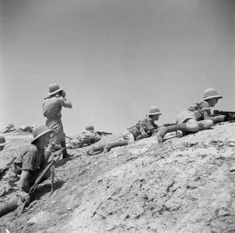Британские солдаты на позициях у города Рамади во время наступления на Багдад