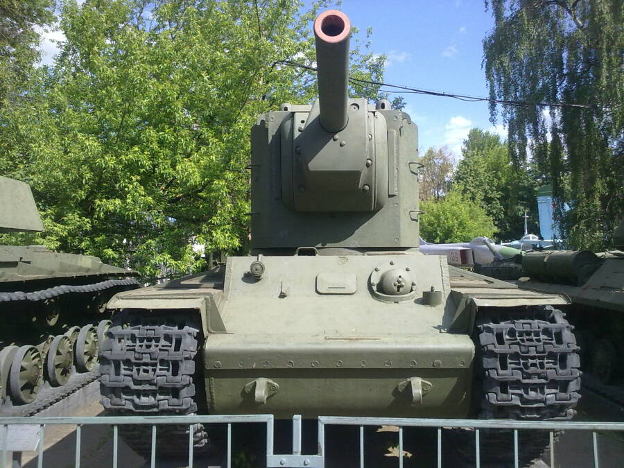 Тяжелый танк КВ-2 с «пониженной башней» из коллекции Центрального музея Вооруженных сил России в Москве