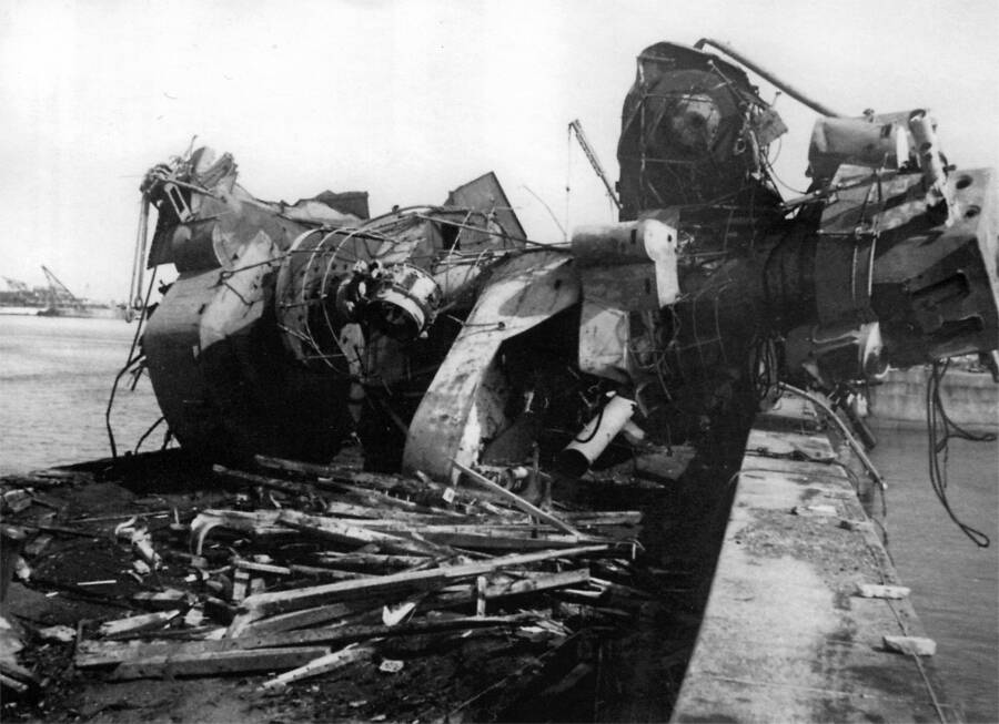 Фок-мачта линкора с боевой рубкой, сорванная взрывом артиллерийских погребов носовой башни главного калибра №1