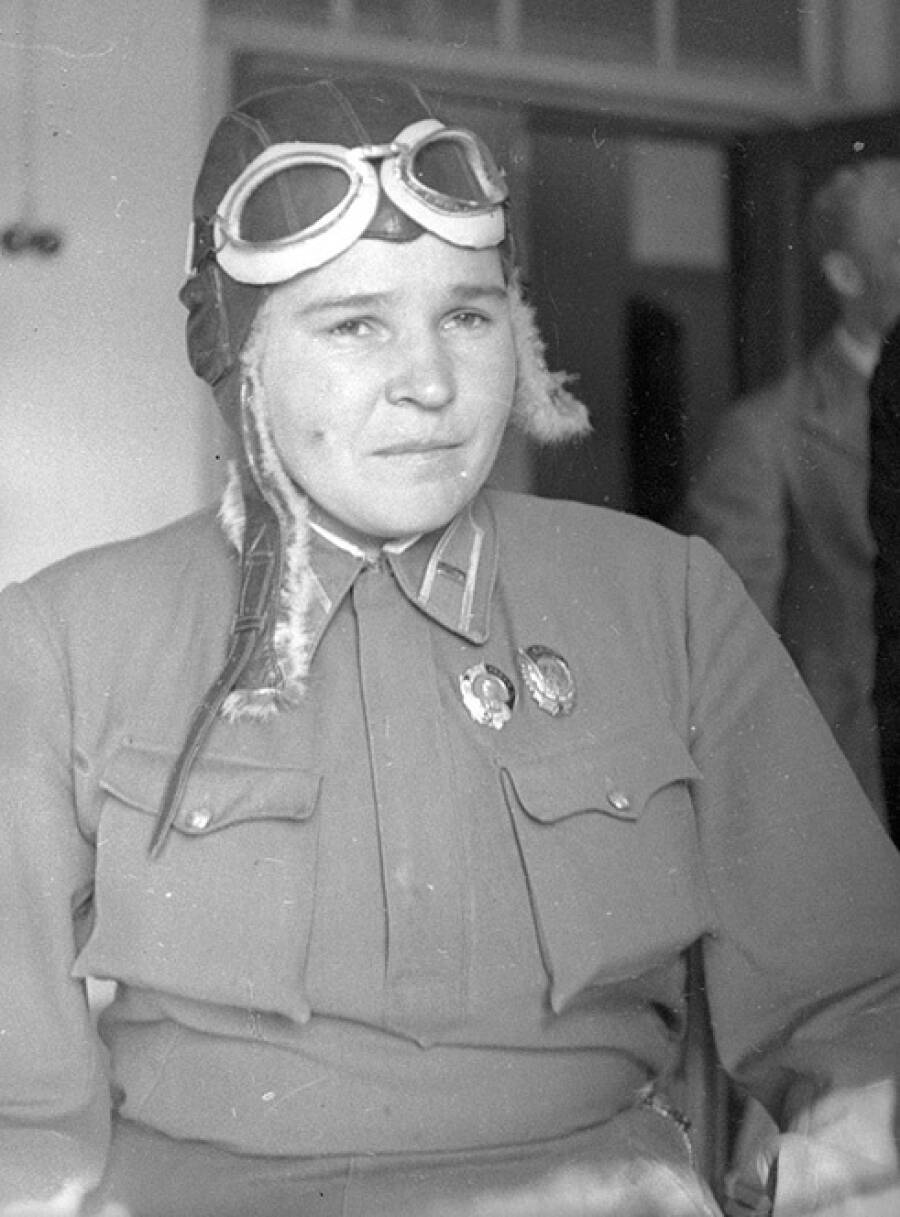 Капитан Полина Осипенко во время подготовки к рекордному перелету в составе экипажа самолета «Родина», сентябрь 1938 года