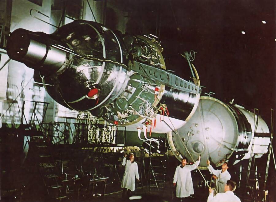 Корабль «Восход-1» соединяют с третьей ступенью ракеты-носителя