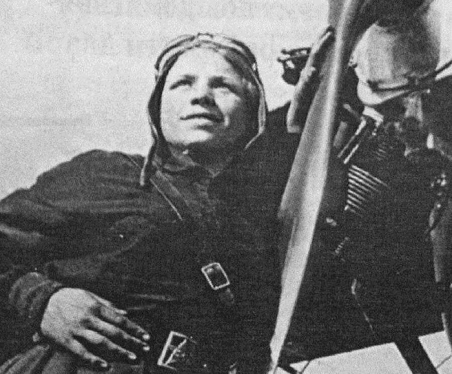 Екатерина Зеленко у самолета У-1, начало 1930-х годов