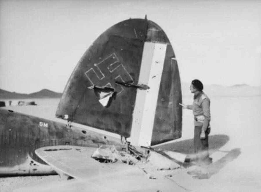 Сбитый немецкий бомбардировщих Не-111 с иракскими опознавательными знаками