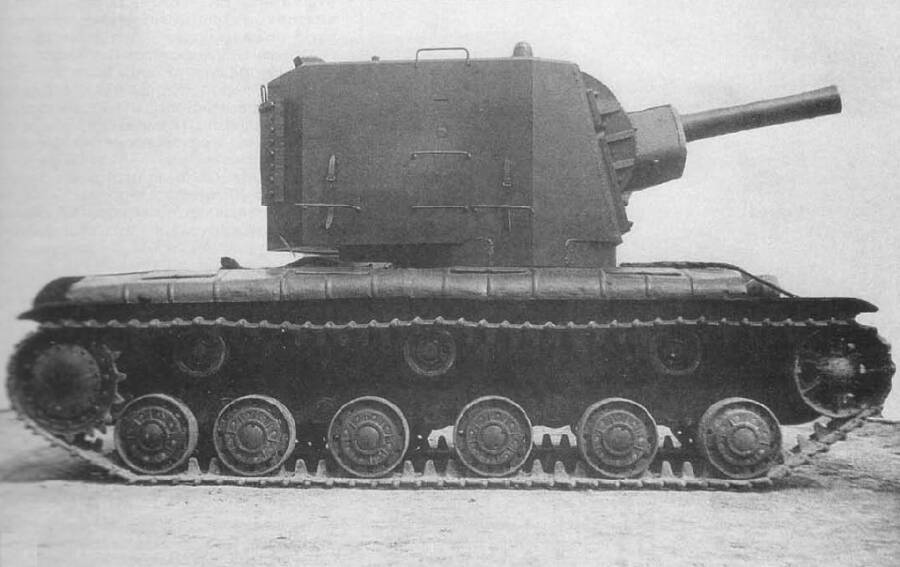 Опытный танк У-3 перед испытанием стрельбой, Кировский завод, февраль 1940 года. Хорошо видно главное различие между башней раннего образца и «пониженной башней»: наклонные скуловые броневые плиты по сторонам от маски гаубицы М-10Т