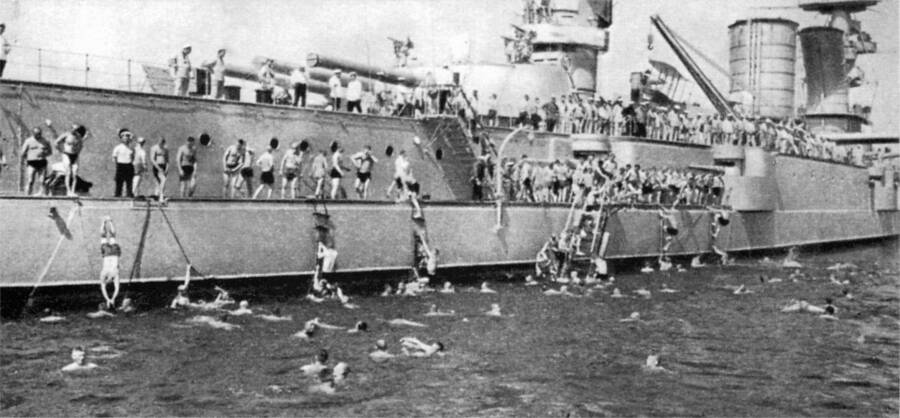 Купание команды линейного корабля «Марат», 1930-е годы