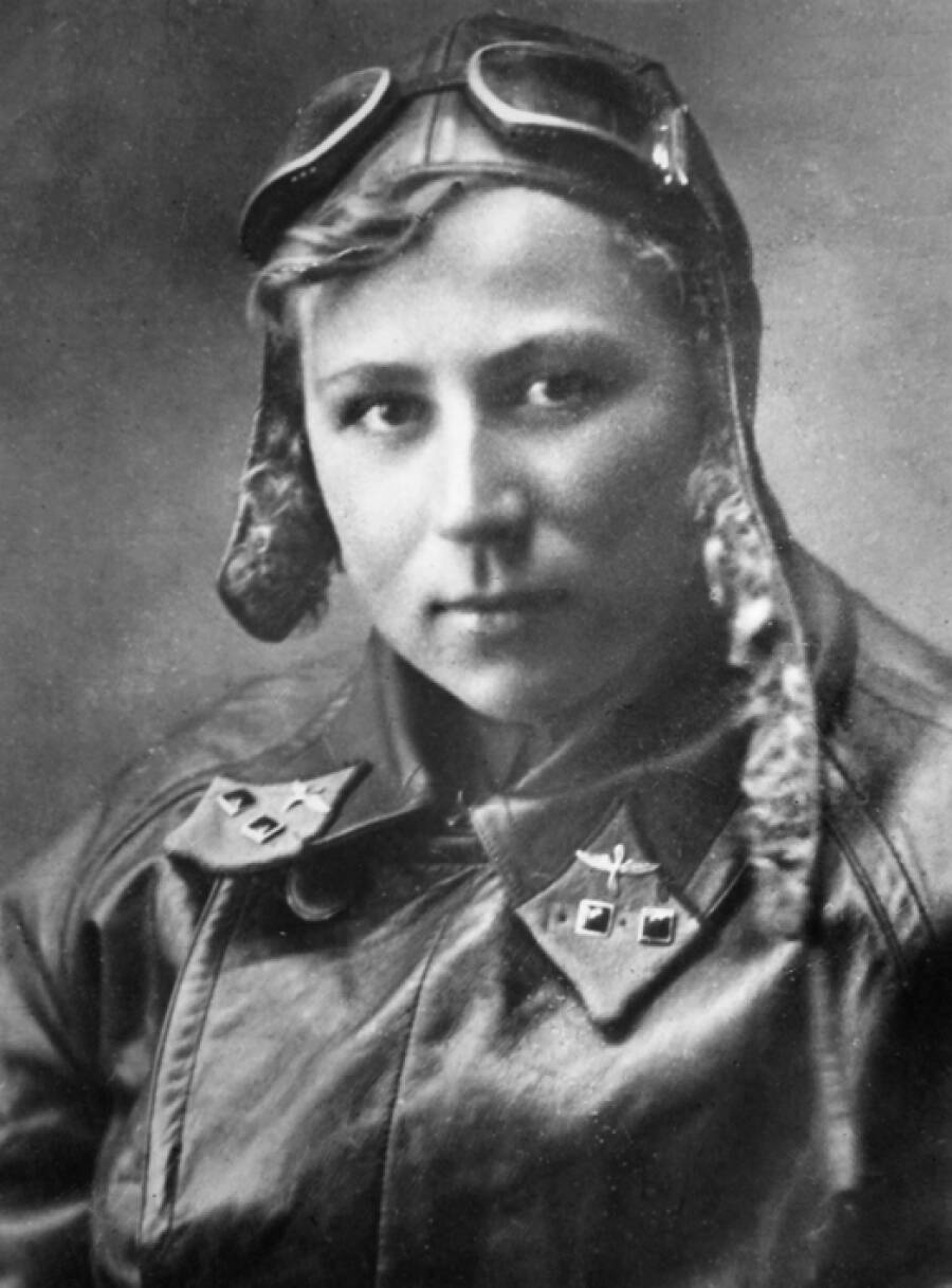 Младший летчик 14-го корпусного авиаотряда Харьковского военного округа лейтенант Екатерина Зеленко, 1937 год
