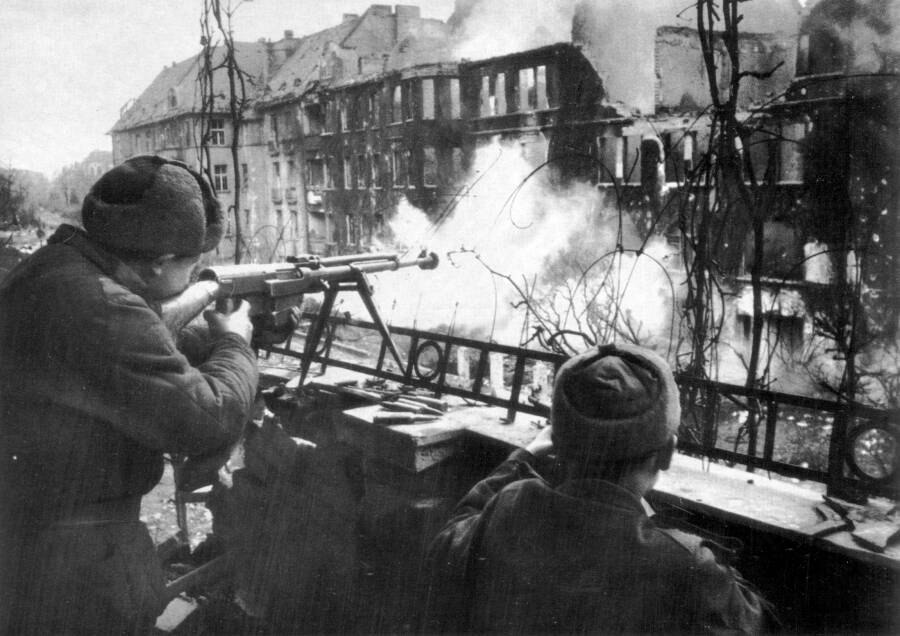 Расчет противотанкового ружья ПТРС-41 ведет огонь на улице Вельфтштрассе в Бреслау, весна 1945 года