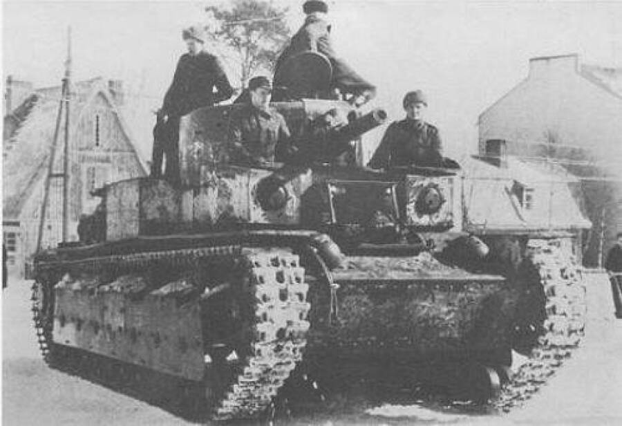 Финские танкисты выводят в тыл захваченный советский танк Т-28. Машина из состава 20-й тяжелой танковой бригады имени Кирова, январь 1940 года