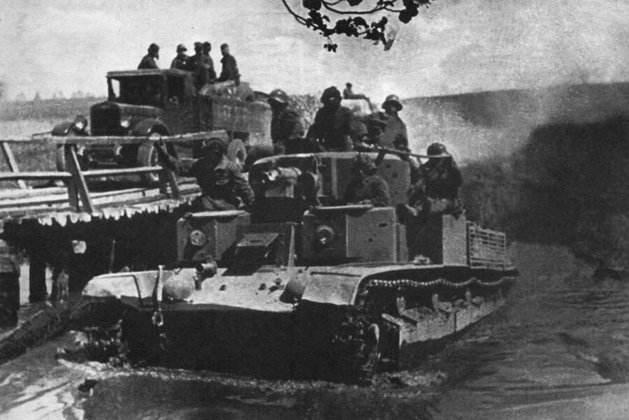 Танк Т-28 форсирует вброд речку Уша у местечка Мир в Польше (ныне поселок Мир Гродненской области, Беларусь) во время Освободительного похода 1939 года