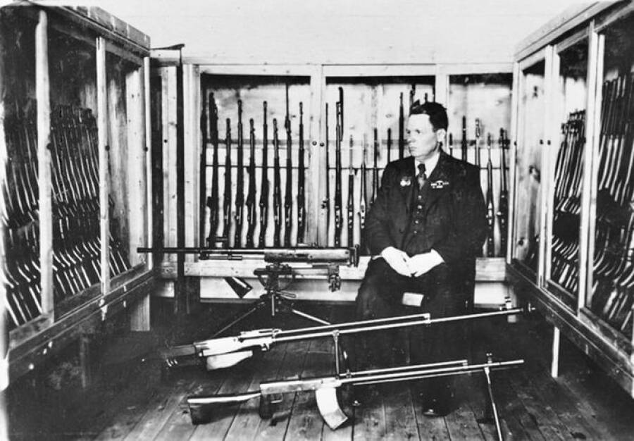 Оружейник Сергей Симонов на фоне коллекции созданных им образцов оружия