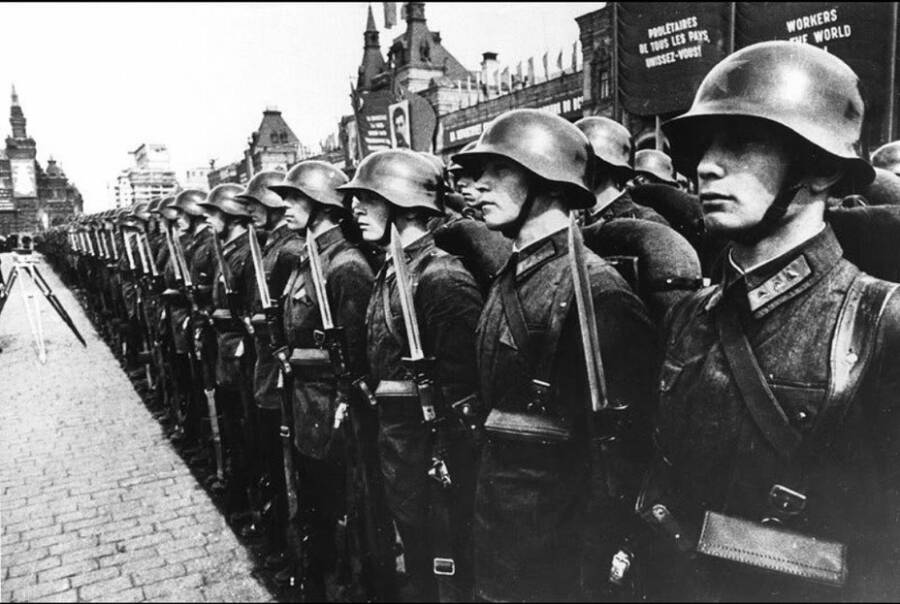 Бойцы 1-й Московской Пролетарской стрелковой дивизии, вооруженные винтовками АВС-36, на параде 1 мая 1938 года на Красной площади в Москве