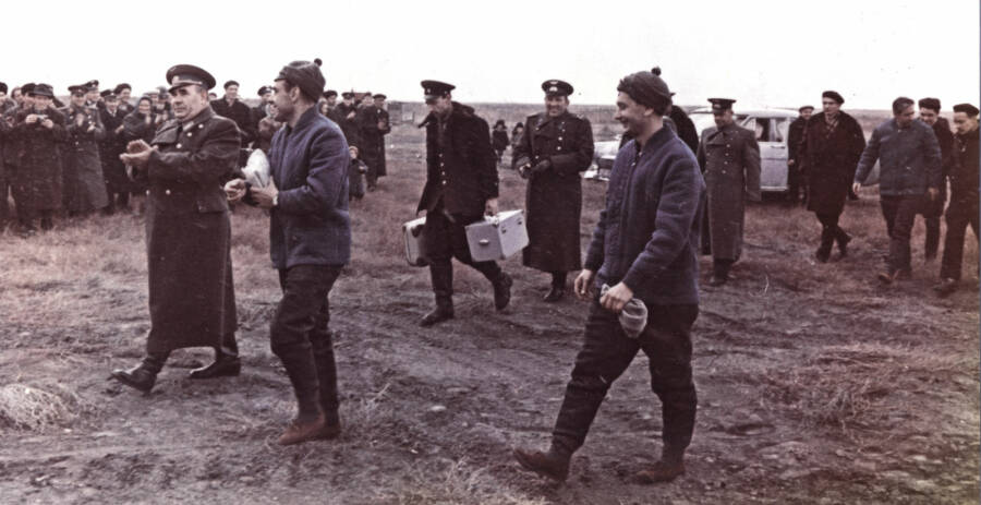 Экипаж «Восхода-1» после приземления 13 октября 1964 года. Первыми в синих полетных куртках идут Владимир Комаров (слева) и Борис Егоров (справа), за ними вместе с инженерами — Константин Феоктистов