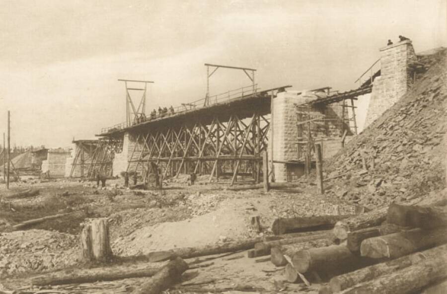 Строительство железнодорожного моста через реку Большой Ольдой1908-1914 гг. 