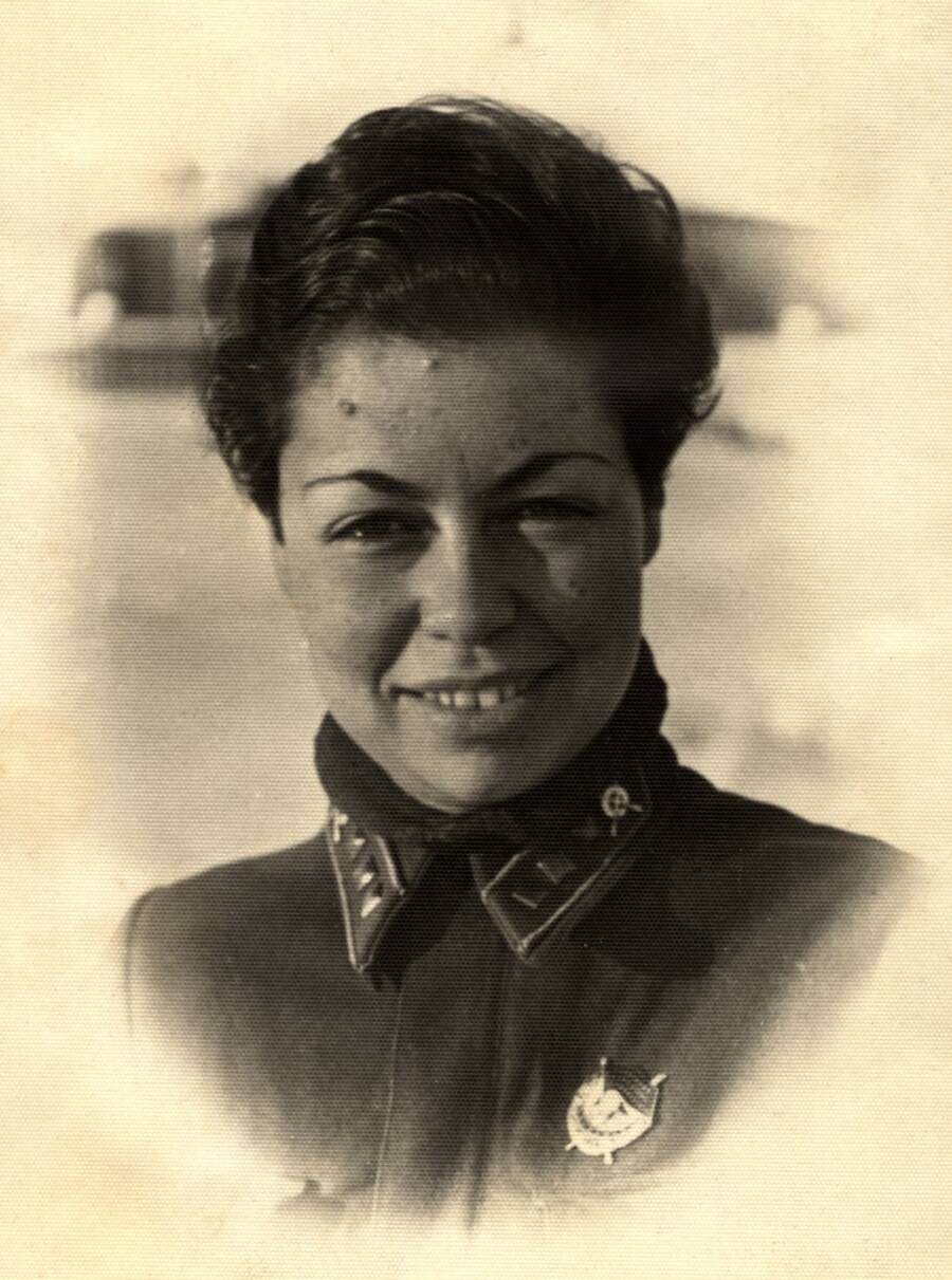 Старший лейтенант Паулина Мамсурова — супруга полковника Хаджи-Умара Мамсурова, конец 1930-х годов
