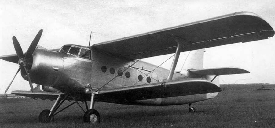 Второй летный экземпляр самолета Ан-2 на летном поле новосибирского авиазавода №153, 1947 год