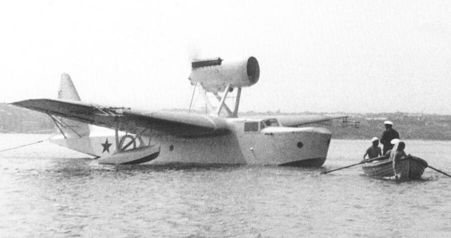 Рекордный гидросамолет МП-1бис Полины Осипенко и ее экипажа в бухте Севастополя, июнь 1938 года